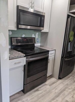 Geladeira, micro-ondas, fogão, cooktop