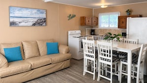 Una kitchenette equipada con estufa, microondas y refrigerador.