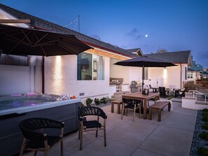 Outdoor dining - Family Retreat Steps 2 Ocean w/ FirePit, SPA, BBQ, EV Charger, XBOX, Ps5, PetsOk (Oceanside)