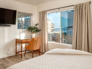 3 室のベッドルーム、セーフティボックス (室内)、デスク、アイロン / アイロン台