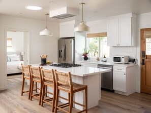 雪櫃、微波爐、焗爐、爐具