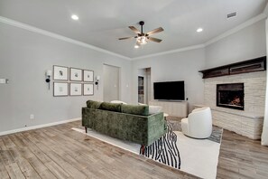 Smart TV, fireplace