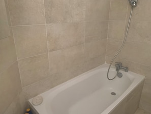 Hair dryer, towels, soap, toilet paper - Beautiful Haussmanian apt in Montmartre, near Pigalle (75018 - PARIS 18)