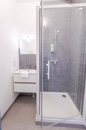 Dusche, Haartrockner, Handtücher, Seife