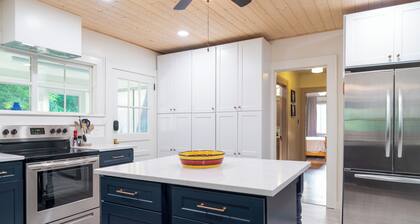 Rockhouse Bryson City, NC Walk to train and downtown shops and restaurants.