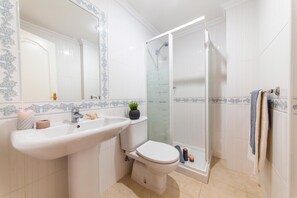 Shower, towels - Apartment Santa Monica (Albufeira)