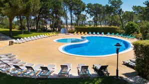 A pool area with multiple sun loungers and a circular pool. - Apartment Santa Monica (Albufeira)