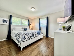 Une chambre à coucher avec un lit, un bureau et une fenêtre.