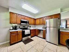 Fridge, microwave, oven, stovetop - Cute Ranch home Middletown, OH (Middletown)