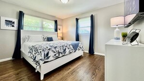 A bedroom with a bed, a desk, and a window with curtains. - Cute Ranch home Middletown, OH (Middletown)