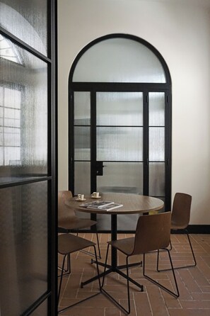 Family House | Living area | 20-inch Smart TV with digital channels, Netflix, pay movies - La Corte dei Panni (Rome)