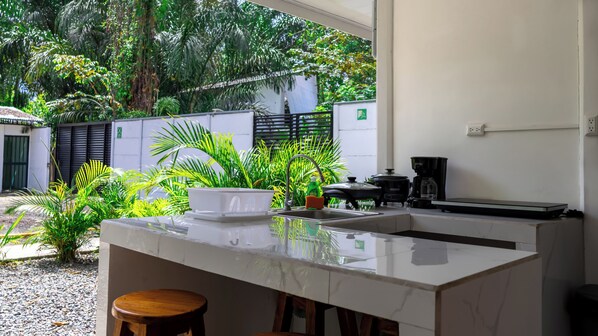 Apartemen Standar, pemandangan kebun | Dapur pribadi | Lemari es, microwave, ketel listrik, dan peralatan masak/sendok-piring