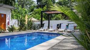 Outdoor pool, pool loungers - Playa Negra Home's  (Cahuita)