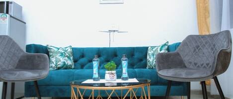 Apartamento luxo | Área de estar | Smart TV 24 polegadas com canais digitais