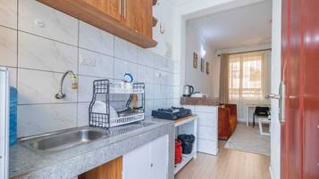 Business Apartment | Private kitchen | Fridge, microwave, cookware/dishes/utensils
