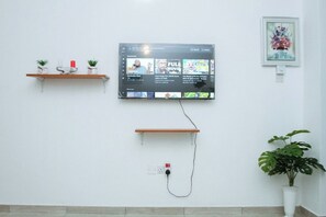 Deluxe Apartment | Living area - Lux Suites Casey's 1 Bedroom Apartments (Mombasa)