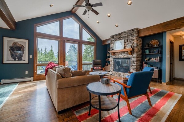 TV, fireplace - Longs Peak Views! 2.6 acres near Lumpy Ridge Trail (Estes Park)