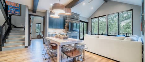 Televisie en een open haard