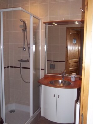 Een douche, een haardroger, handdoeken