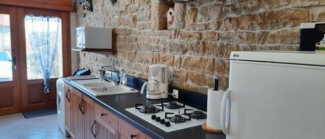 ثلاجة، ميكروويف، فرن، موقد طهي مسطح