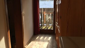 A narrow hallway with wooden flooring leading to a sliding glass door. - Landhaus - Nahe Starnberger See (Eberfing)