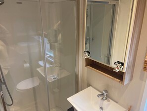 Cabin | Bathroom | Shower, hair dryer - Luxury Rural Hottub Lodge in Northumberland (Morpeth)