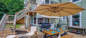 Walk to U of Lynchburg: Big Home w/ Yard & Hot Tub
