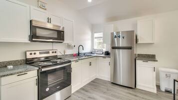 Coffee/tea maker, fridge, microwave, stovetop