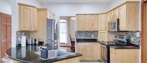 Batterie de cuisine, vaisselle et ustensiles, tables à manger