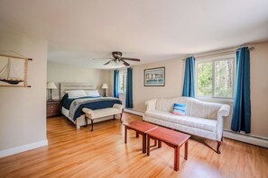 Skrivebord, wi-fi og sengetøy