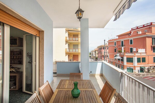 Outdoor dining - At Tana's house... in the heart of Gaeta (Gaeta)