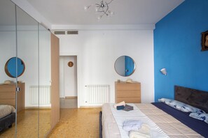 2 habitaciones, tabla de planchar con plancha, wifi y ropa de cama 