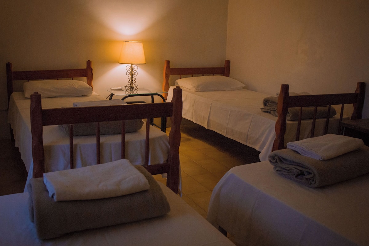 Chambre Quadruple | Espace de travail pour ordinateur portable, Wi-Fi gratuit