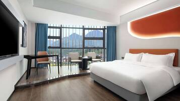 Room, 1 King Bed, Non Smoking, Mountain View