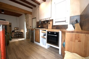 Kühlschrank, Mikrowelle, Ofen, Wasserkocher mit Kaffee-/Teezubehör