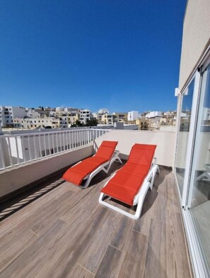 Penthouse Deluxe, vista parcial al mar | Balcón