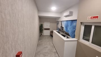 Kios check-in/check-out