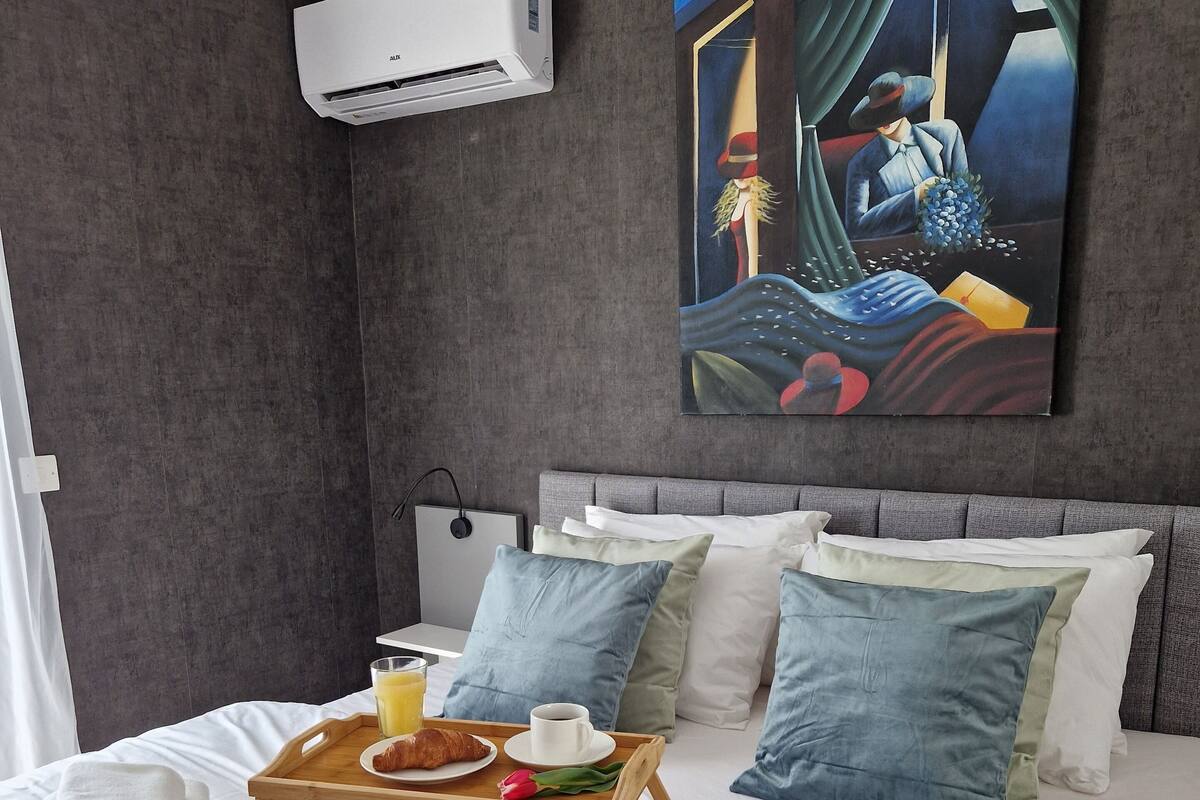 Appartement Penthouse Deluxe, vue partielle sur la mer | Draps en coton égyptien, literie de qualité, couette en duvet