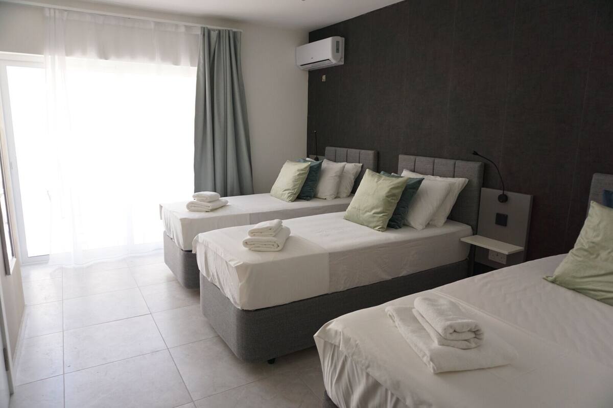 Suite studio familiale, vue sur la ville | Draps en coton égyptien, literie de qualité, couette en duvet