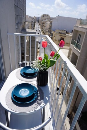 Quarto casal luxo, sacada, vista para a cidade | Terraço/pátio