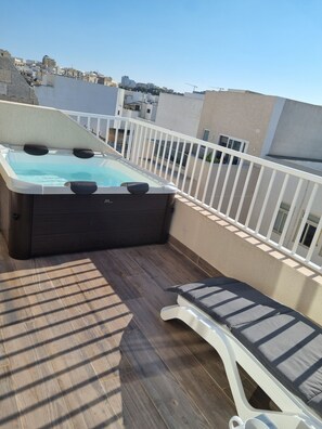 Cobertura luxo, vista parcial para o mar | Banheira de hidromassagem