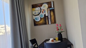 Deluxe-Penthouse, eingeschränkter Meerblick | Esszimmer