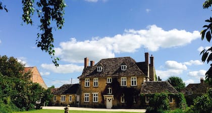 QUNITESSENITALLY ENGLISH MANOR SLEEPS 20 , HOT TUB, BBQ, WILD SWIMMING , BOATING