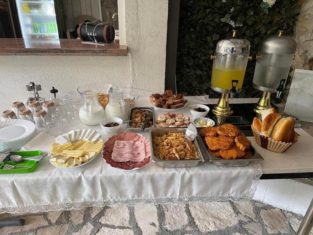Buffet breakfast for a fee on weekends