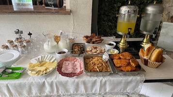 Buffet breakfast for a fee on weekends