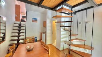 Duplex Comfort | Vardagsrum | 32-tums LCD-tv med kabelkanaler