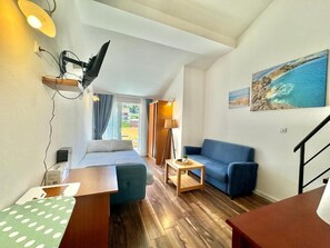 全景樓中樓客房 | 起居區 | 32-吋 LCD 液晶電視,提供有線頻道