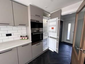 Refrigerador, microondas, horno, placa de cocina