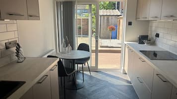House | Private kitchen | Fridge, microwave, oven, stovetop
