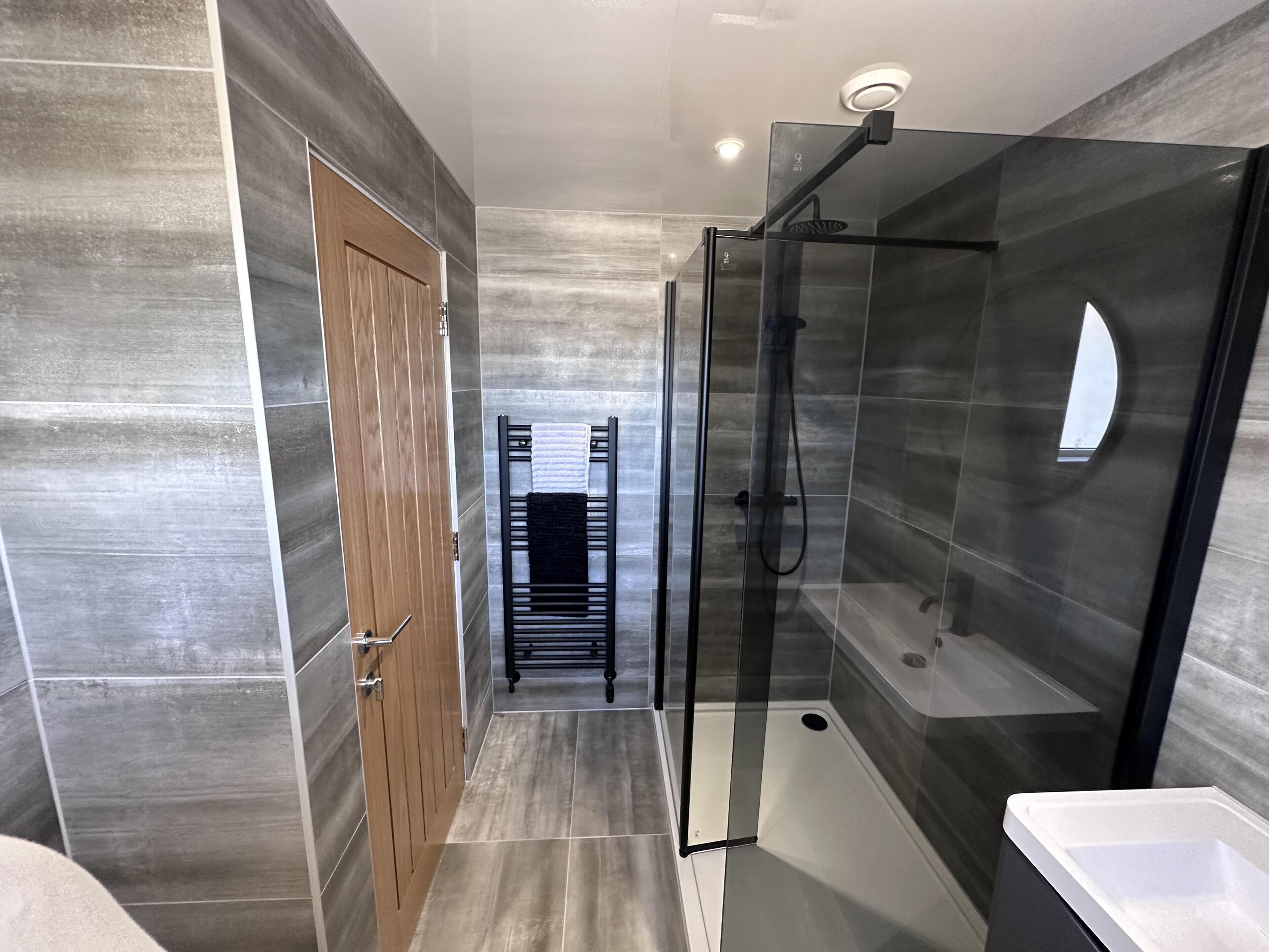 House | Bilik Mandi | Pancuran mandi, pengering rambut, tuala disediakan 